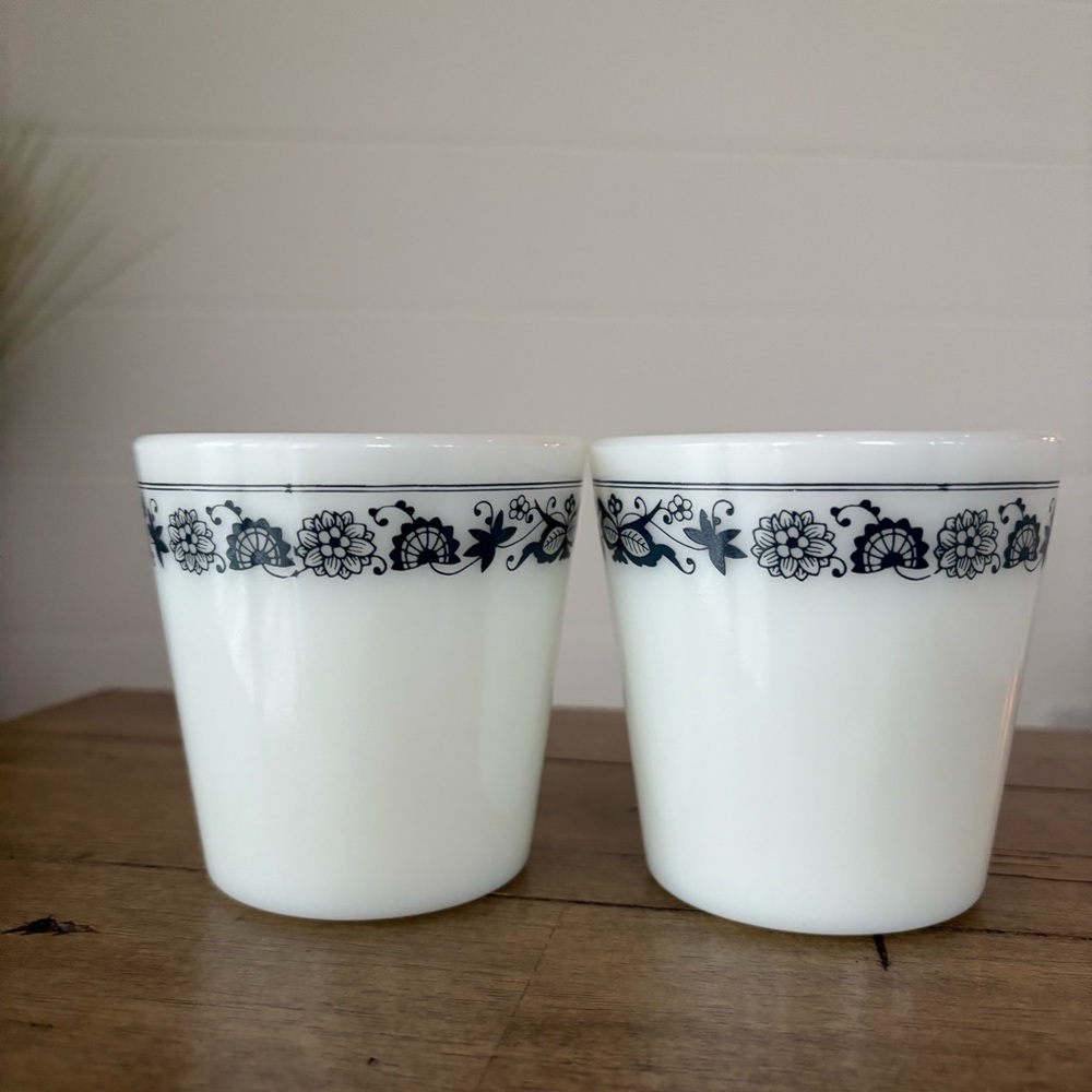 Vintage Pyrex Old Town Blue Onion White Milk Glass Mugs Set of 2 - Picture 5 of 14
